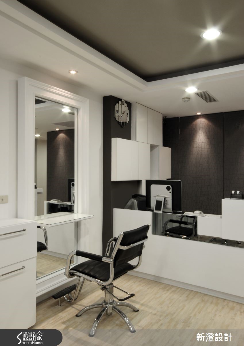 位於台中中區的老屋，在經由設計師重整後，加入內斂、